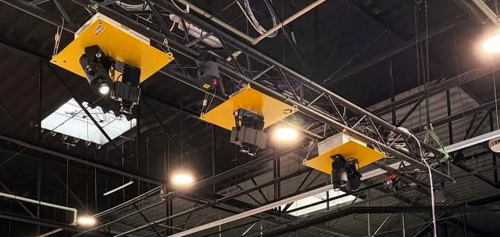 Three projectors on a shared mounting beam