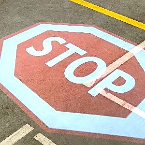 Znak STOP wyświetlony na posadzce