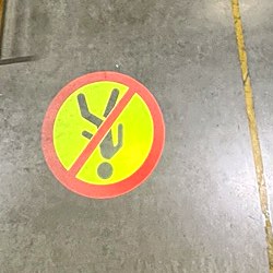 Znak zakazu przejścia wyświetlony na posadzce