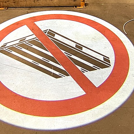 Znak zakazu składowania wyświetlony na posadzce